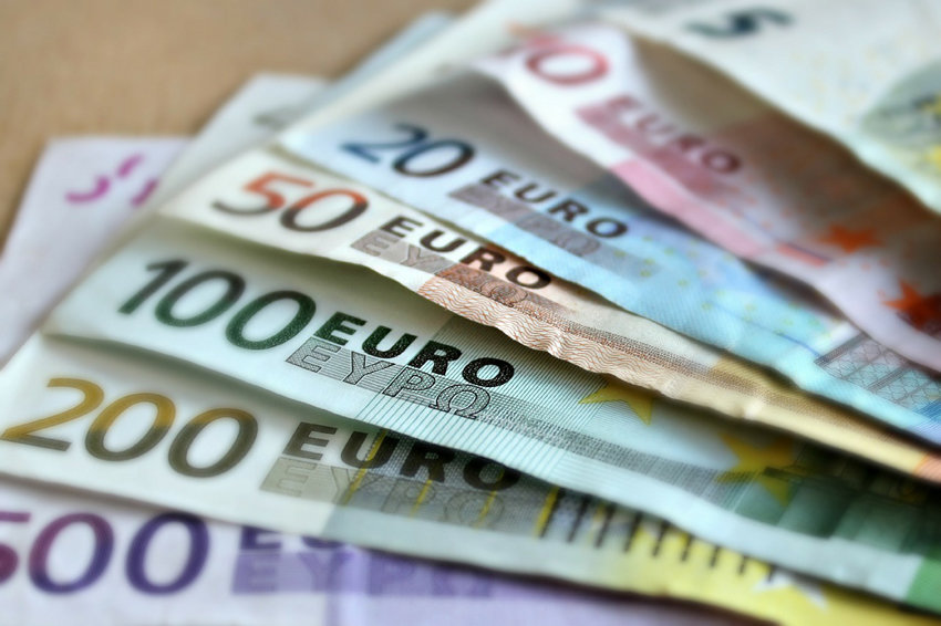 Валюта продовжує дешевшати: скільки зараз коштує долар та євро